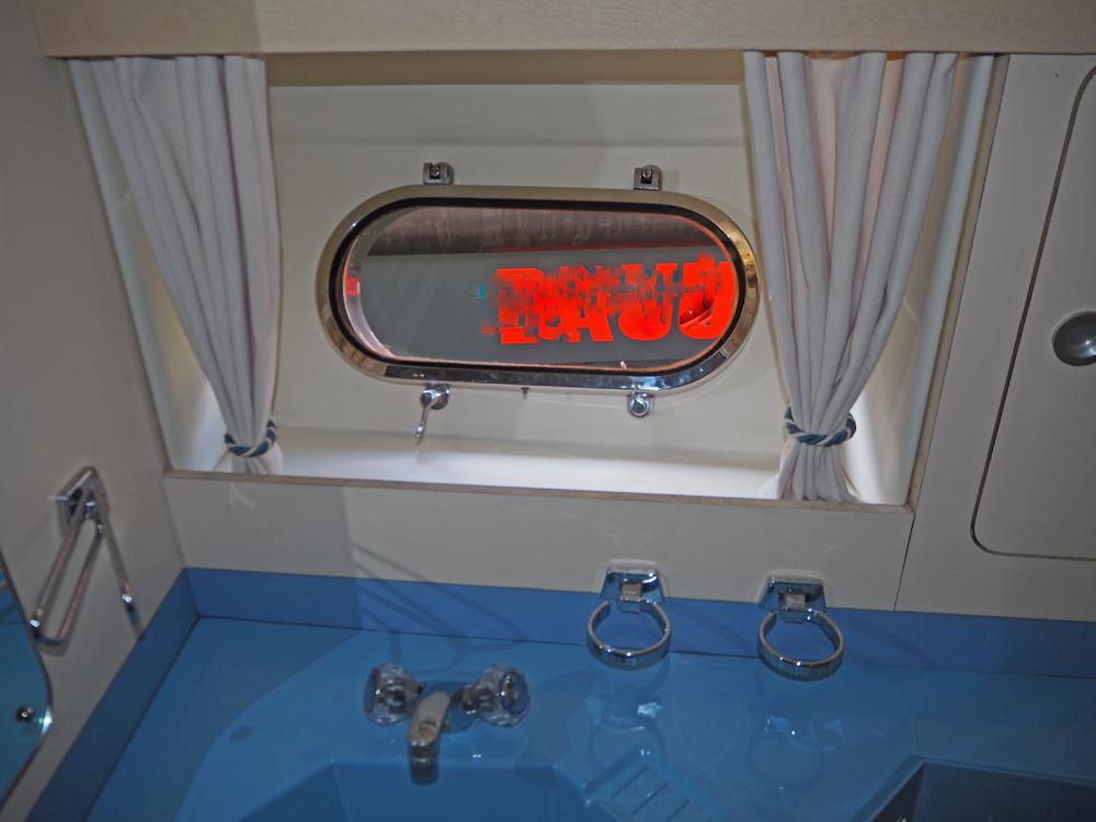 Cabin en avant, H&eacute;bergements